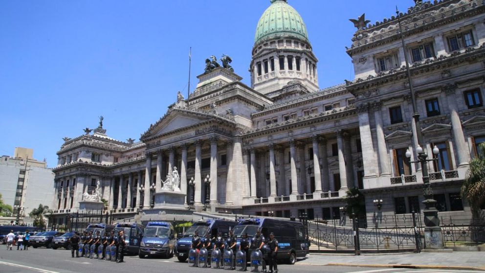 Algunas calles cercanas al Congreso Nacional se encuentran cortadas desde el martes (Archivo).