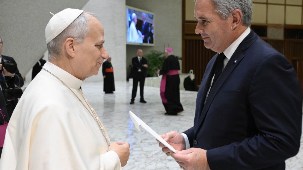 El canciller Quirno le entregó al Papa León XIV la invitación del presidente Javier Milei.