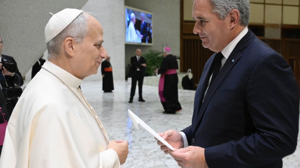 El canciller Quirno le entreg� al Papa Le�n XIV la invitaci�n del presidente Javier Milei.