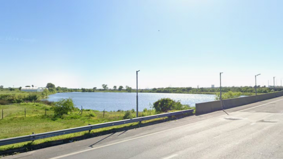 Hallaron un cadáver al costado de la autopista Buenos Aires - La Plata.