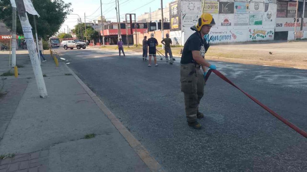 Insólito derrame en Solano: un camión dejó grasa y vísceras sobre 300 metros de calle