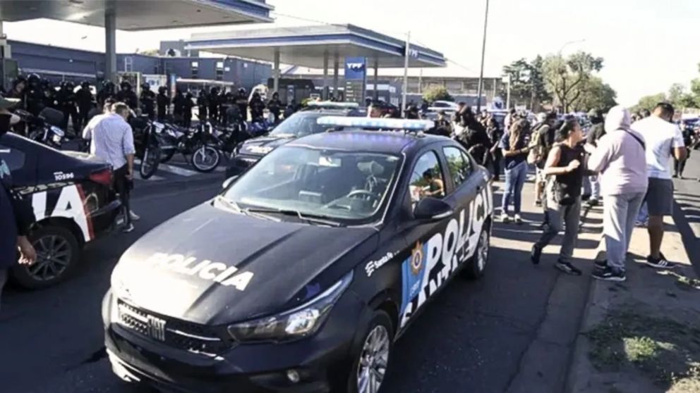 La provincia de Santa Fe vive horas de tensi�n por una huelga policial sin precedentes.