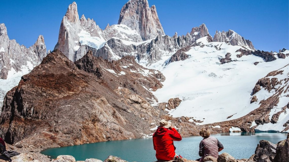 Un escenario de alta montaña con cumbres icónicas, lagunas glaciares y paisajes que parecen de otro planeta.