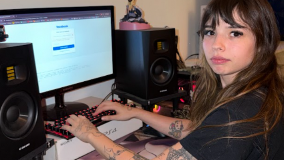 Saramalacara desaf�a las tendencias digitales y transforma Facebook en su refugio art�stico
