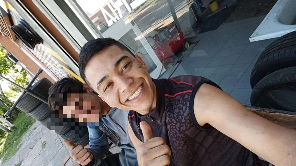 El joven que apareció muerto al costado de la autopista fue identificado como Kevin Alejandro Baiza.
