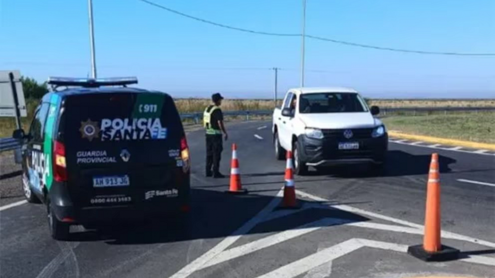 La policía trabajando en el lugar del accidnete.