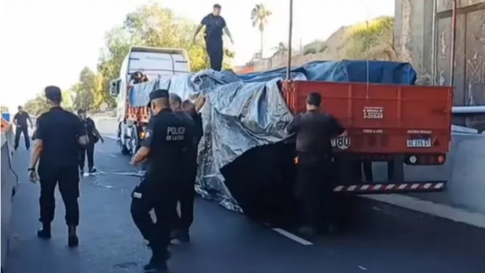 Accidente fatal en la autopista Dellepiane: un hombre murió tras un choque entre motos