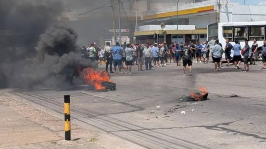 Los choferes protestan para repudiar despidos y tener mejores condiciones laborales.