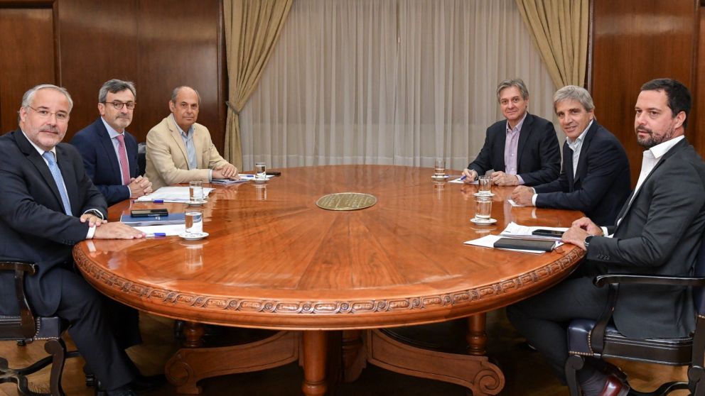 Luis Caputo con los representantes de la UIA en el Ministerio de Econom�a.