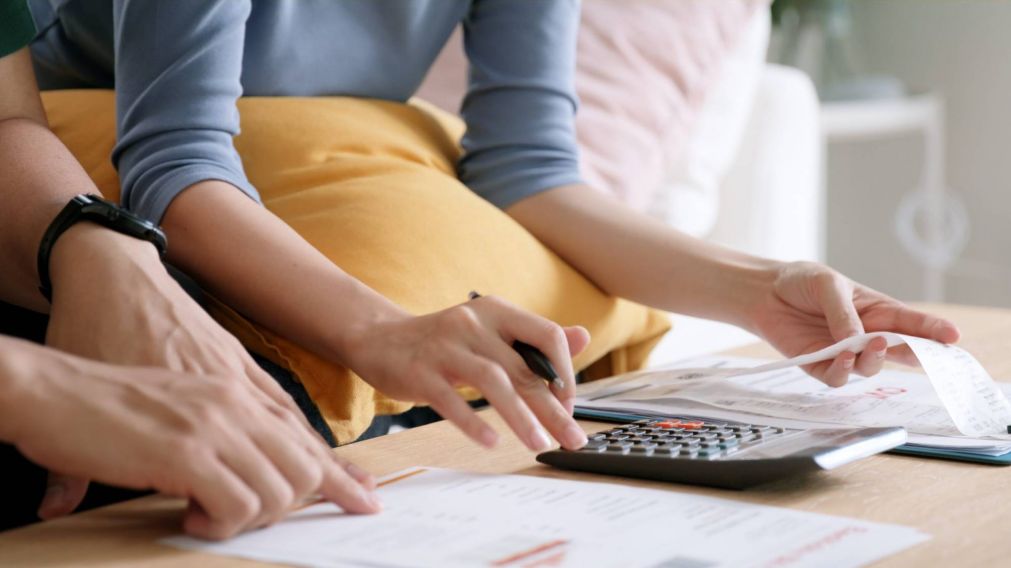 El salario real del sector privado sufri� una ca�da del 6,7% y se dispar� el pluriempleo.