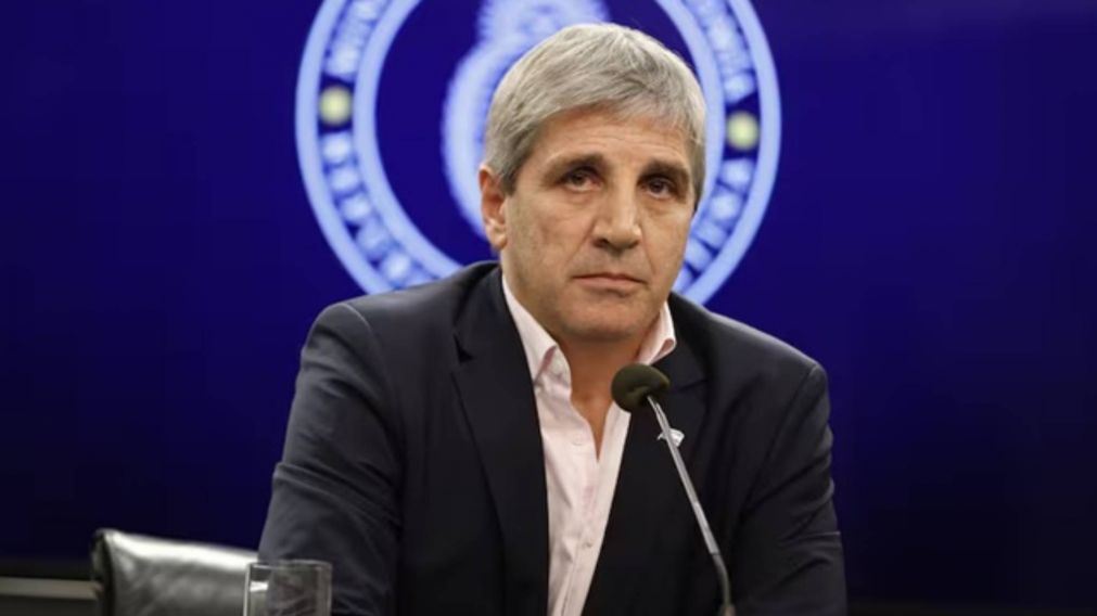 Opositores denunciaron a Luis Caputo ante la justicia federal.