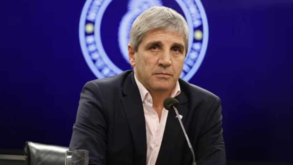 Opositores denunciaron a Luis Caputo ante la justicia federal.