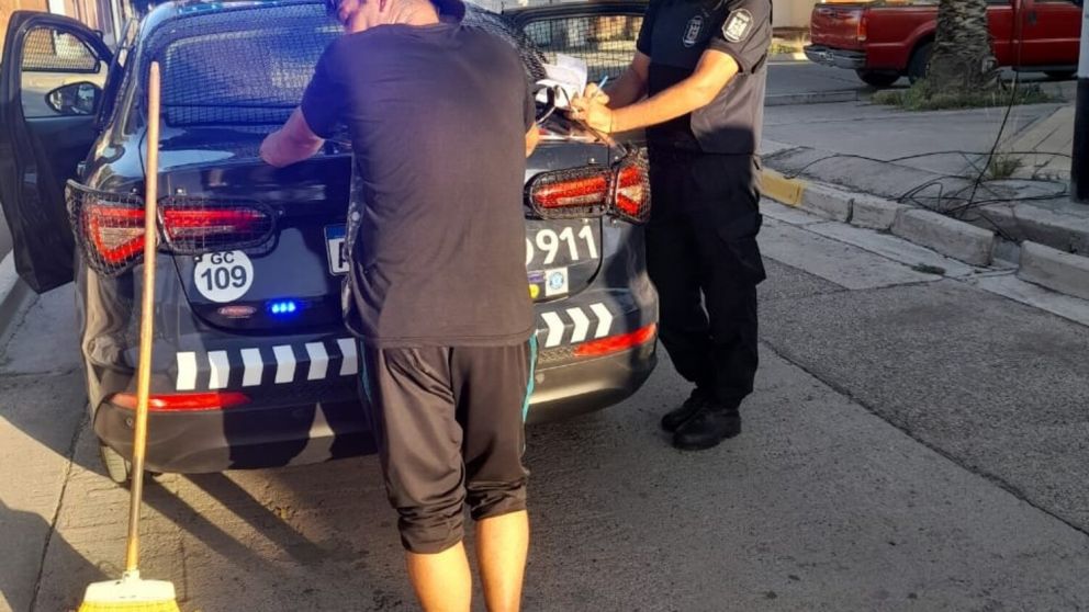 Asaltaron a una mujer, la amenazaron con un arma: y escaparon: los detuvieron y descubrieron que era de juguete