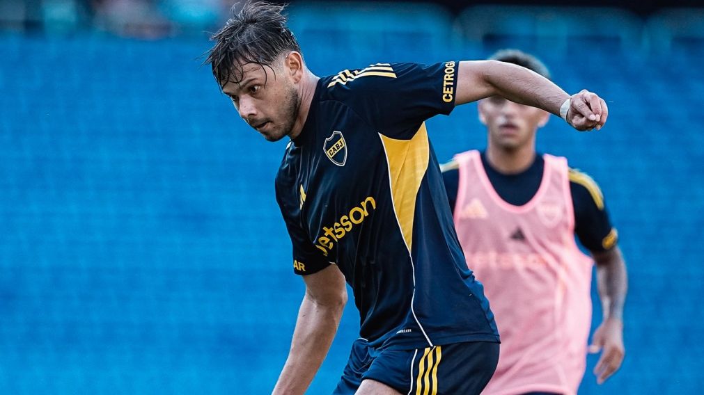 Óscar Romero es perseguido por Milton Delgado en el ensayo de Boca en La Bombonera. ¿Jugará el paraguayo ante Platense?