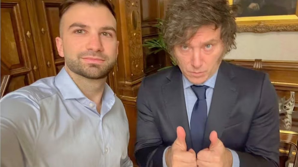 Mauricio Novelli junto a Javier Milei.