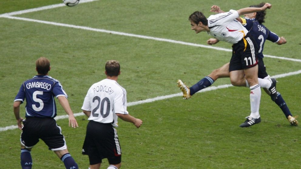Miroslav Klose frente a la Argentina.