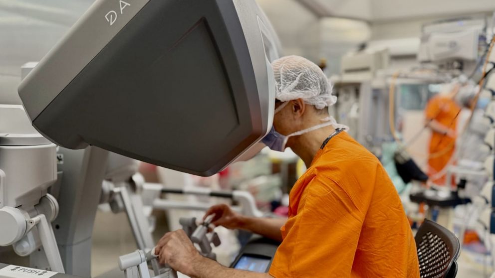 Innovación médica: la Fundación Favaloro realizó el primer bypass coronario asistido por robot del país.