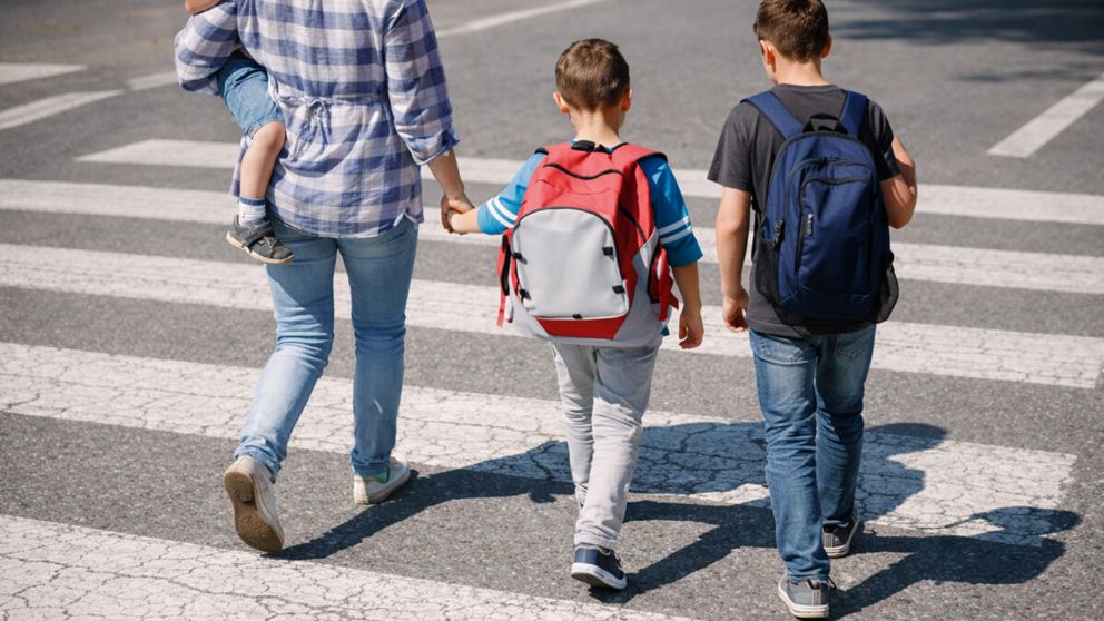 Criar un hijo en edad escolar costó más de $600.000 en enero 2026