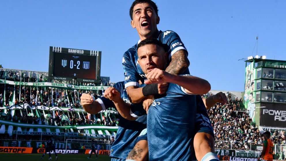 Adrián Martínez festejando el segundo gol de Racing. (Carlos Ventura, Crónica)