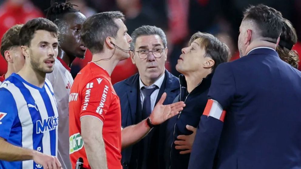 Matías Almeyda se encaró con el árbitro tras su expulsión en el duelo de Sevilla ante Alavés.