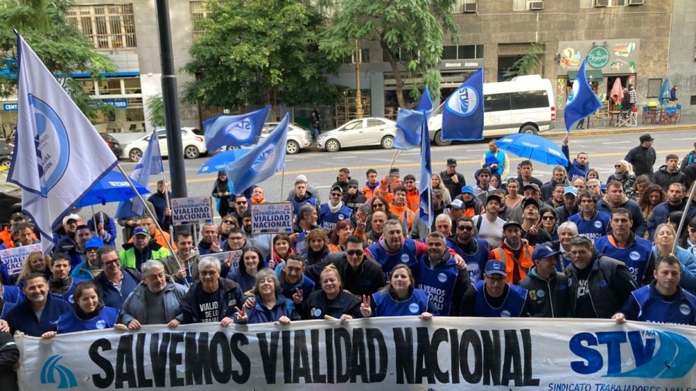 "Nos van a matar en rutas", advierte el gremio de Vialidad. Diputados escuchó el reclamo.
