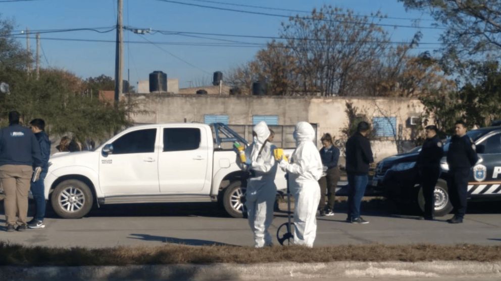 Los peritos trabajando en la escena del hecho.