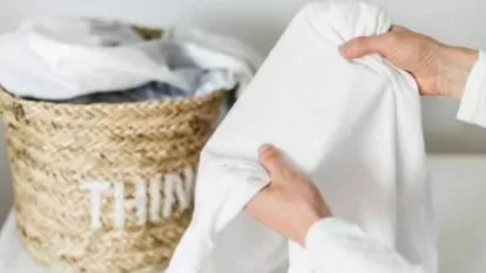 Cómo eliminar las manchas de la ropa blanca de una forma fácil, rápida y económica.