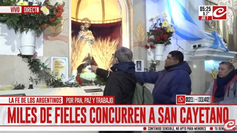 Miles de fieles veneran a San Cayetano en santuario de Liniers (Crónica HD).