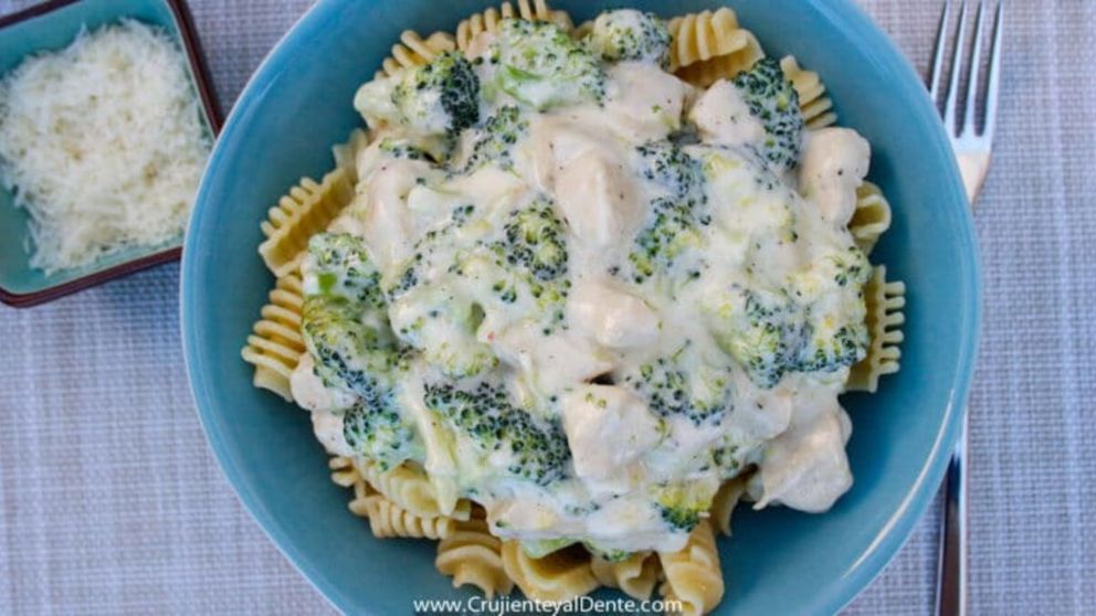 Receta de unos riquísimos fideos con brócoli y salsa crema.