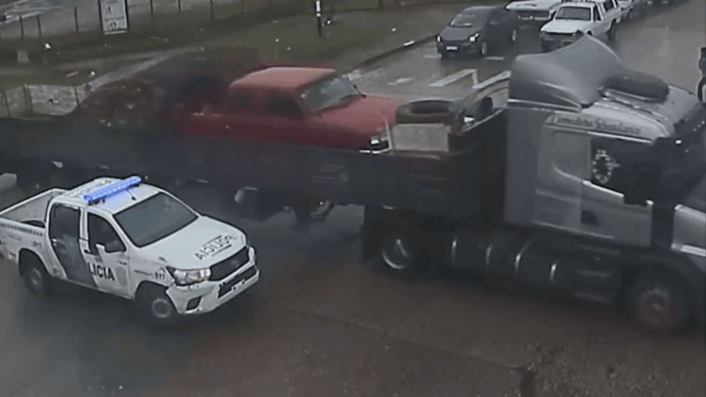 Trasladaba una camioneta en un camión Scania y descubrieron que había sido robada.