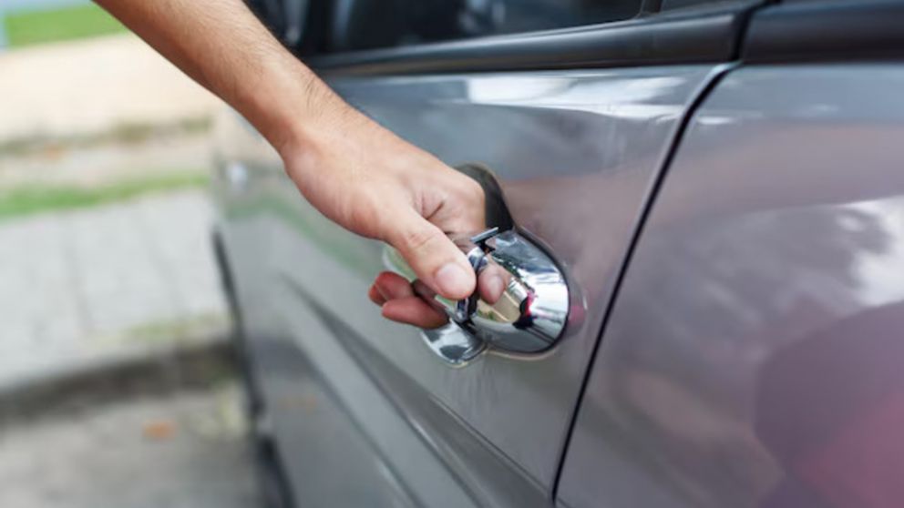 Cómo abrir el auto si se queda sin batería y no tiene cerradura, según un mecánico.