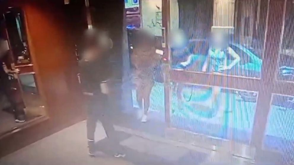 Los delincuentes se llevaron efectivo y se robaron costosas máquinas de tatuajes, aparatos electrónicos y ropa.