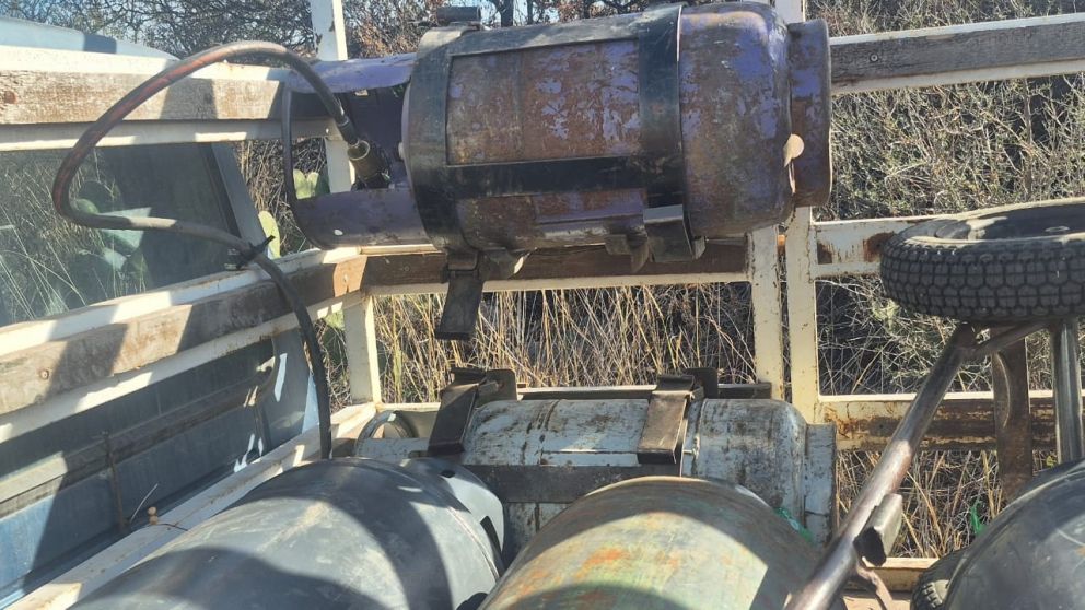 Un adolescente manejaba una camioneta que usaba garrafas como combustible en Córdoba y quedó detenido.