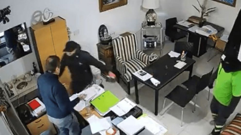 Los delincuentes ingresaron a la oficina del director y se robaron la caja fuerte (Captura de video).