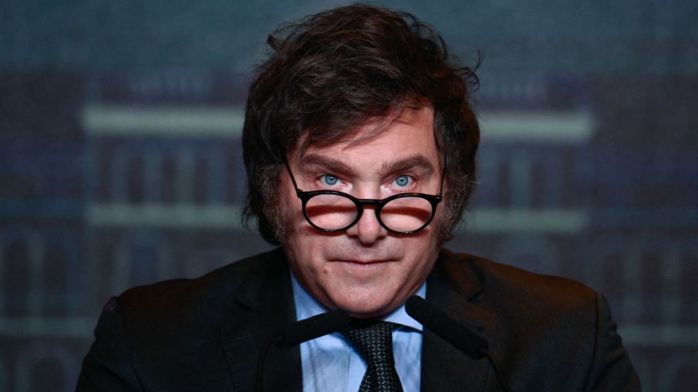 Según una encuesta, la mayoría ya cree que el Gobierno de Javier Milei es responsable de la crisis.