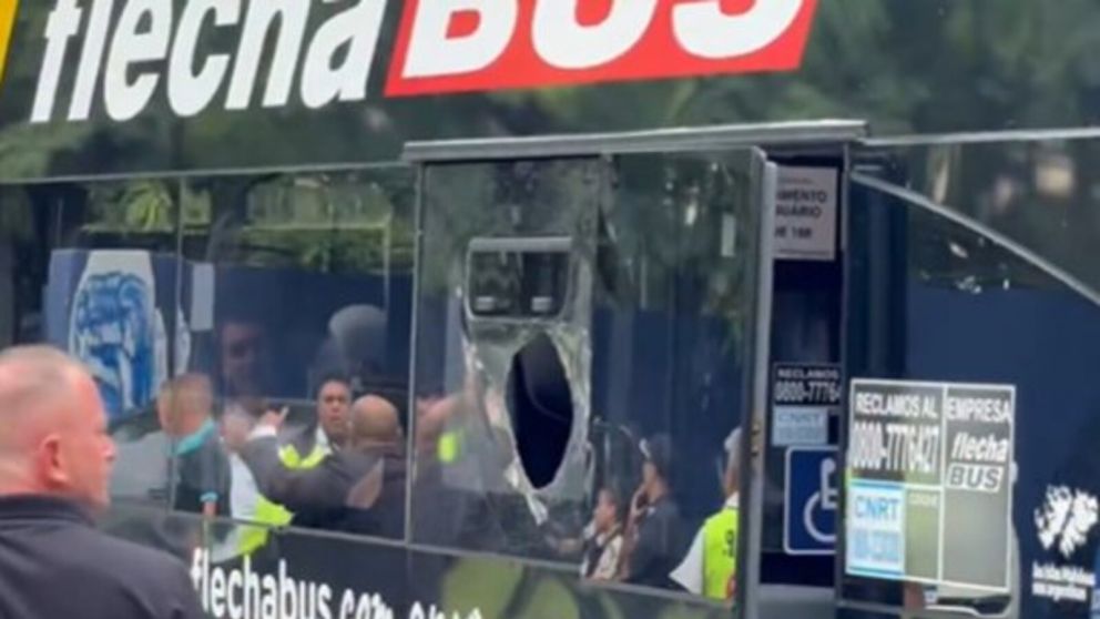 El micro que trasladaba a la delegación de Estudiantes llegó al Bosque con un vidrio destrozado.