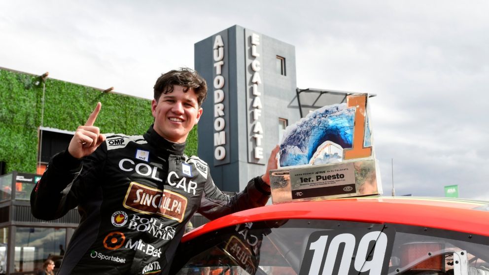 Ya entrada la tarde en el autódromo de El Calafate, el debutante Nicolás Moscardini, que había sido segundo en pista, se sacó la foto de rigor por su primer puesto.