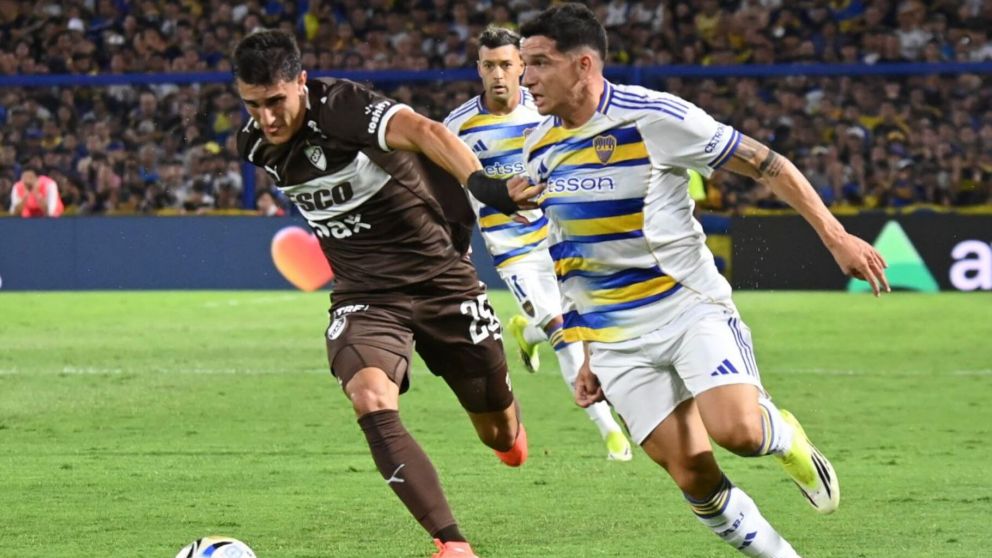 Lautaro Blanco lucha con un rival para quedarse con el poder del balón. Boca iguala ante Platense en la Bombonera.