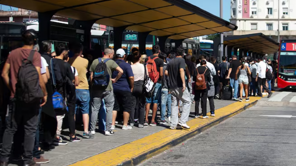 L�nea de colectivos que une Provincia con CABA cambia su recorrido: cu�l es y por qu�