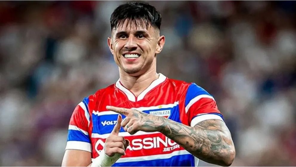 Adam Bareiro es el delantero que quiere Riquelme para Boca.