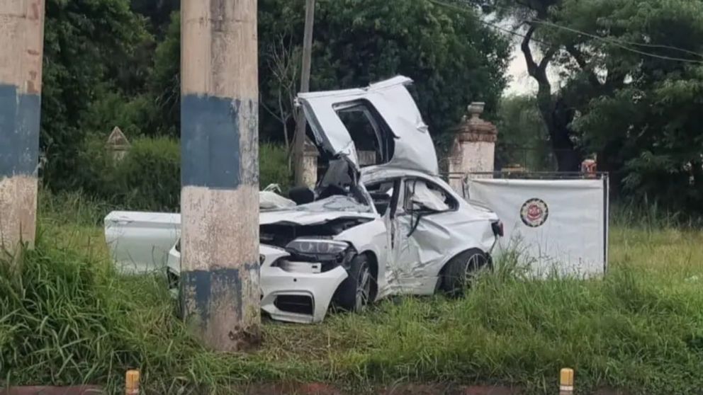 El estado en que quedó el vehículo tras impacta con un poste de alta tensión.