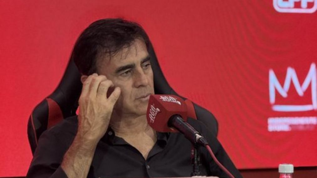 Gustavo Quinteros busca sumar una cara nueva y el entrenador le apunta a un extremo.