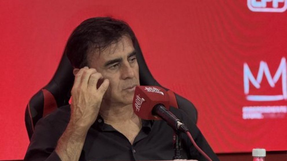 Gustavo Quinteros busca sumar una cara nueva y el entrenador le apunta a un extremo.