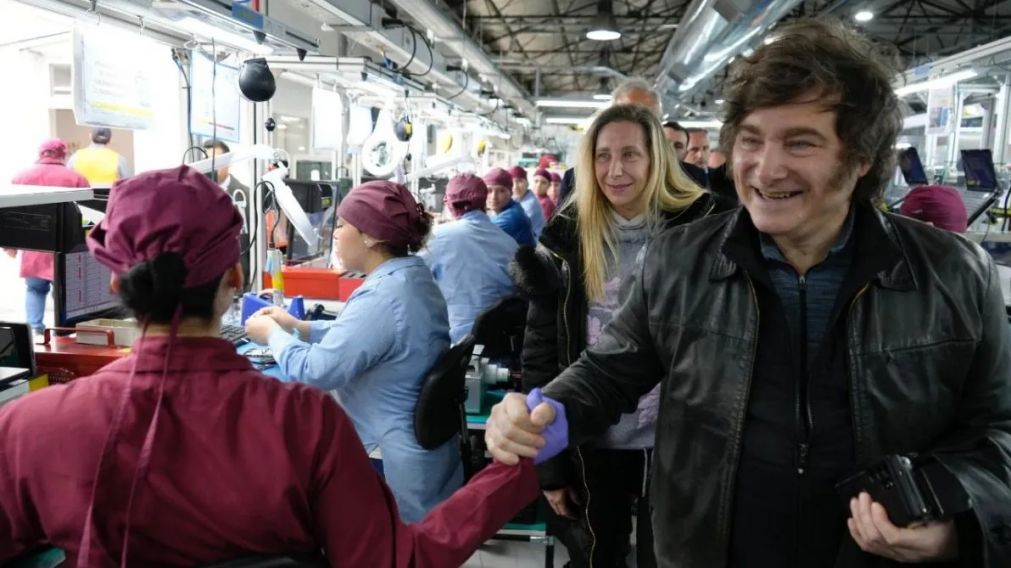 Javier Milei de recorrida por una f fábrica y saludo con los trabajadores.