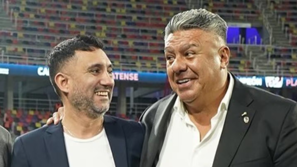Claudio "Chiqui" Tapia, junto al financista Ariel Vallejo.
