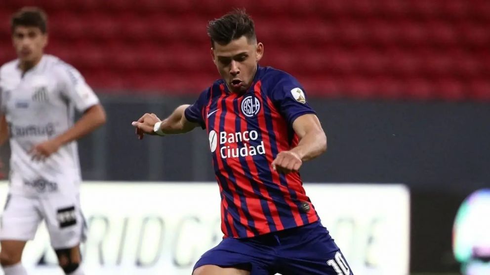 El último paso de Óscar Romero por el fútbol argentino fue en San Lorenzo. Ahora vestirá la del histórico rival, Huracán.