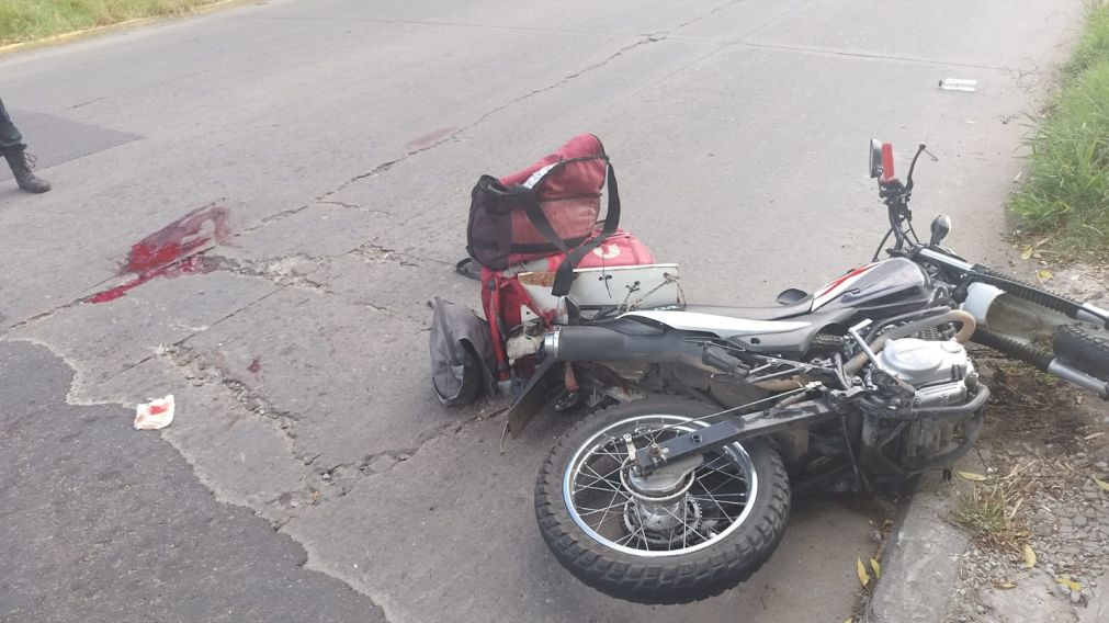 Quilmes: repartidor intentó escapar de un robo, chocó con su moto y lucha por su vida