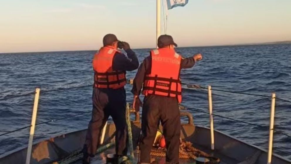 El operativo se lleva a cabo en aguas del Golfo Nuevo (Prefectura Naval Argentina).