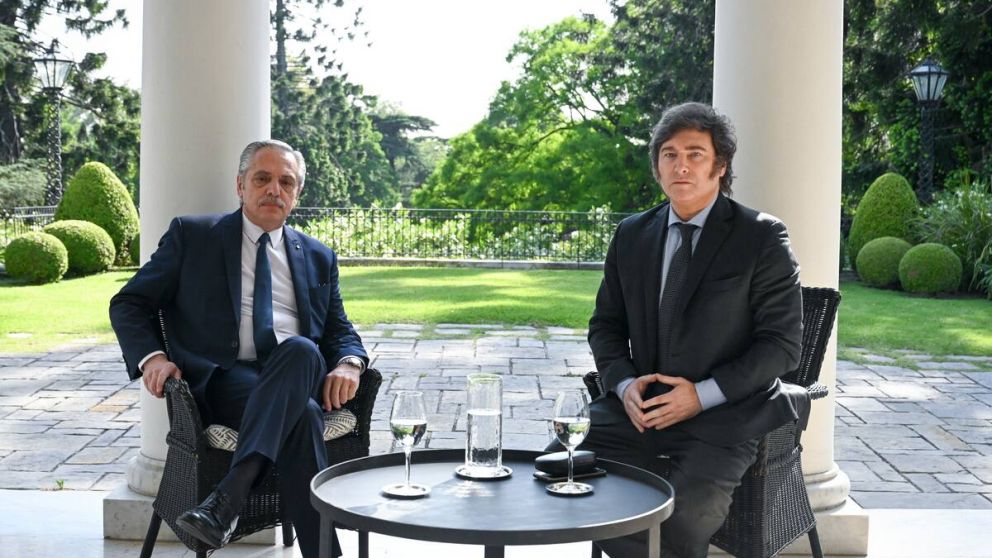 Javier Milei y Alberto Fernández, unidos por sus reacciones tardías ante los incendios forestales.