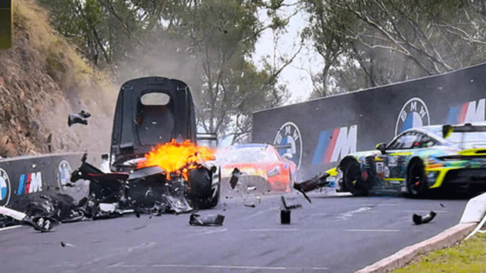 El Mercedes que conduc�a el hermano de Paul Aron se prendi� fuego inmediatamente. 